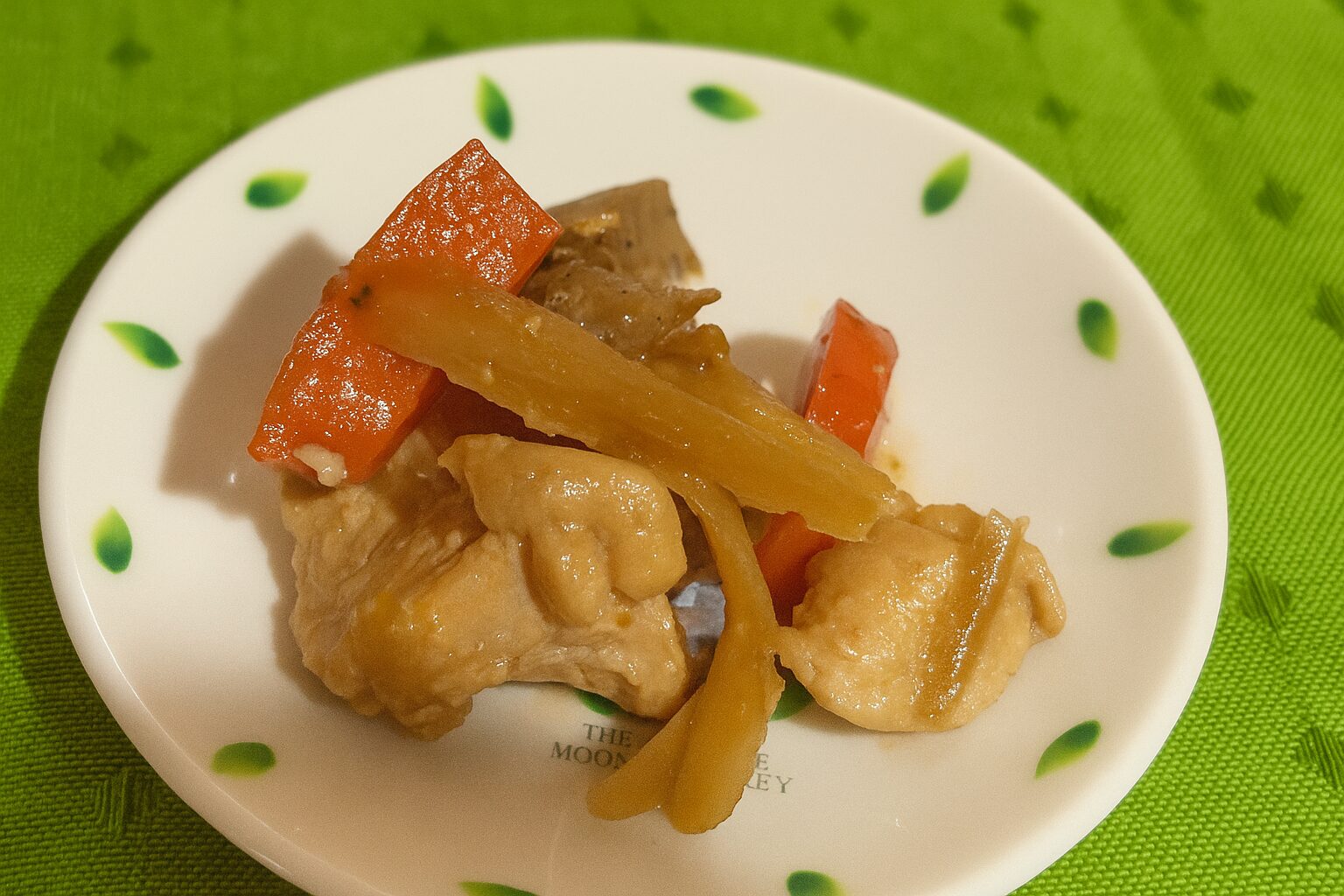 フライパンで作る筑前煮の盛り付け写真。鶏肉、ごぼう、こんにゃく、にんじん入り。簡単レシピ2人分。